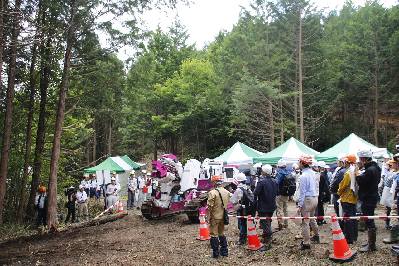 福島・川内村でスマート林業検討会 最先端2機種実演 震災地域の森林整備へ提案